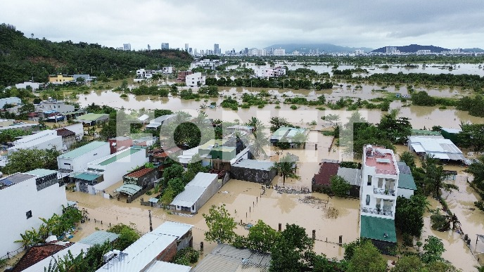 Najmanje 10 mrtvih u poplavama